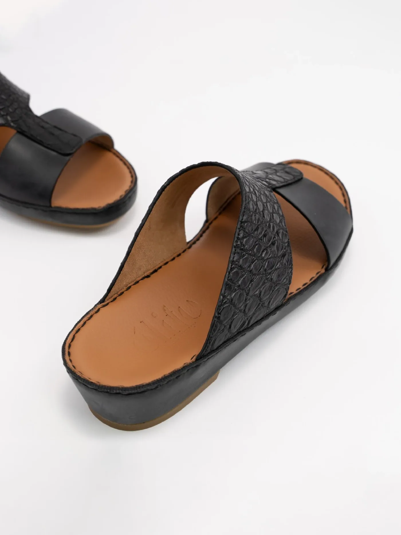 Sleek Croco Flow